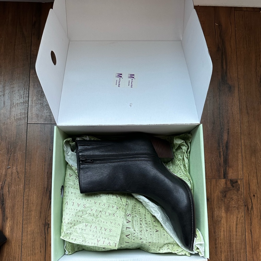 Black leather boots genuine leather made in Spain. European size 39. Brand new